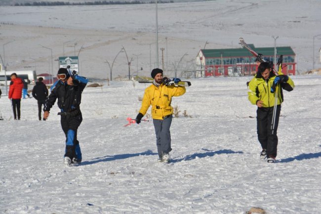sarikamis-kayak-merkezi-iranli-turistlerin-ugrak-yeri-oldu-(4).jpg