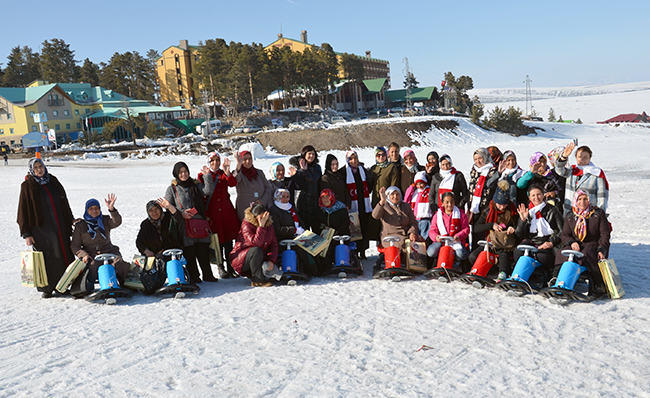 sarikamis-kayak-merkezi-kadinlari-agirladi-(10).jpg