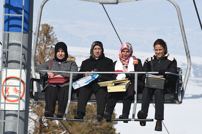 sarikamis-kayak-merkezi-kadinlari-agirladi-(2).jpg
