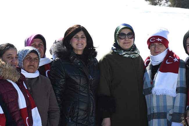 sarikamis-kayak-merkezi-kadinlari-agirladi-(3).jpg