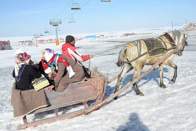 sarikamis-kayak-merkezi-kadinlari-agirladi-(8).jpg