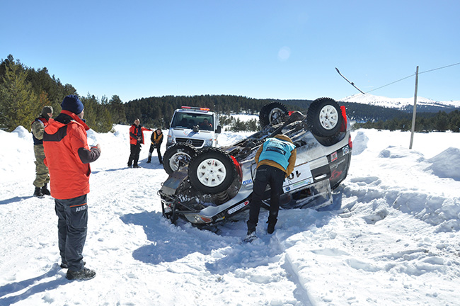 sarikamista-4.-kis-oyunlari-festivali-off-road-rallisinde-bazi-araclar-takla-atti-(8).jpg