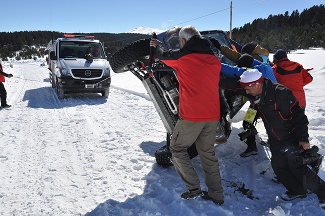 sarikamista-4.-kis-oyunlari-festivali-off-road-rallisinde-bazi-araclar-takla-atti-(9).jpg