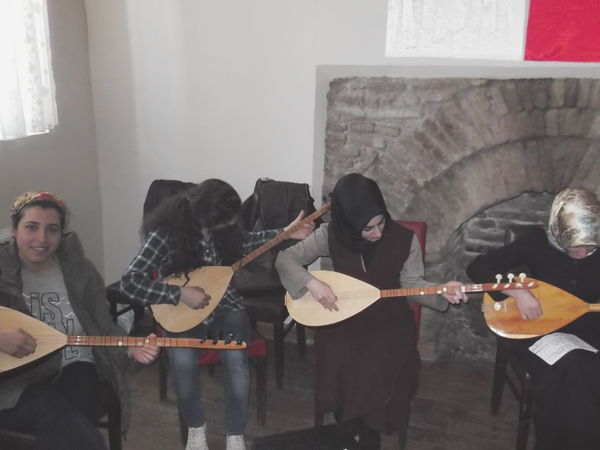 sazi,-gitari-buyuk-ilgi-goruyor!-(1).jpg