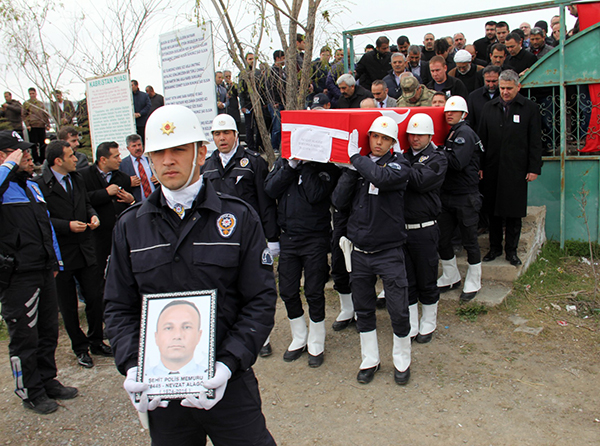 sehit-polis-alagoz-topraga-verildi-(10).jpg