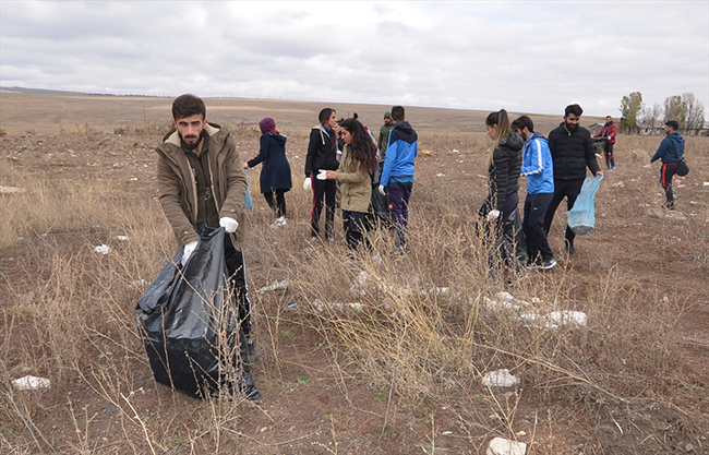 sehitler-diyarinda-ogrencilerden-temizlik-kampanyasi-(10).jpg