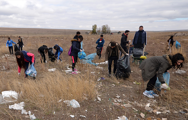 sehitler-diyarinda-ogrencilerden-temizlik-kampanyasi-(2).jpg