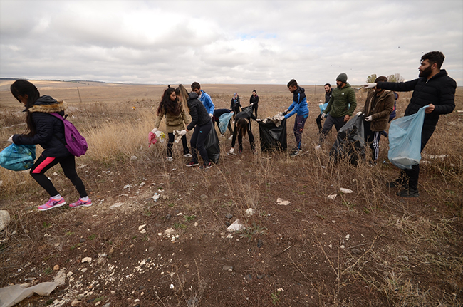 sehitler-diyarinda-ogrencilerden-temizlik-kampanyasi-(5).jpg
