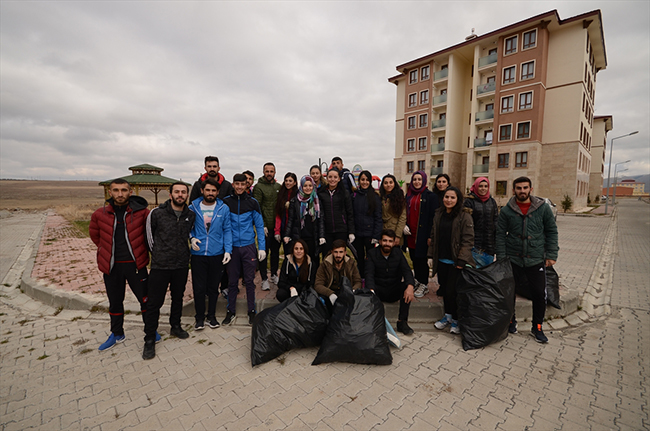 sehitler-diyarinda-ogrencilerden-temizlik-kampanyasi-(6).jpg