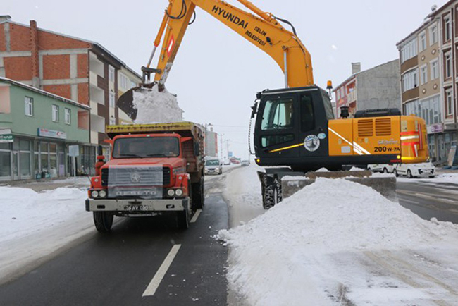 selim-belediyesi’nin-karla-mucadelesi-(4).jpg
