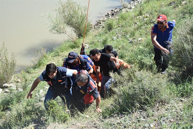 serinlemek-icin-aras-nehrine-giren-gencin-cesedi-bulundu-(7).jpg