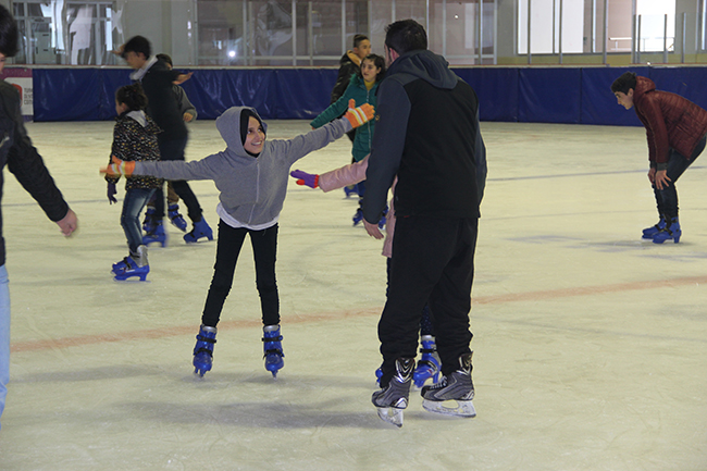 sevgi-evleri-cocuklari-‘’buzda-yeseren-hayatlar’’-projesi-ile-buz-pateni-ogreniyor--(2).jpg
