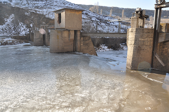 sibirya-soguklari-kars-barajini-dondurdu--(2).jpg