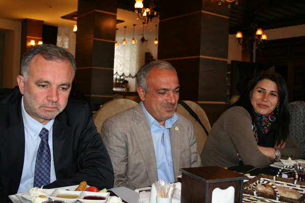 siyasetciler-gazetecilerle-dost-olmali!-(1).jpg