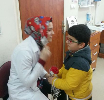 sultan-alparslan-egitim-kurumlari-14-mart-tip-bayraminda-doktorlari-ve-calisanlari-unutmadi-(3).jpg
