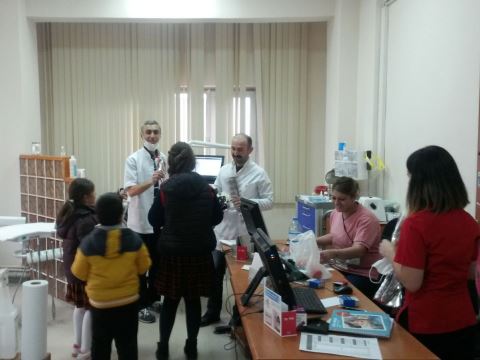sultan-alparslan-egitim-kurumlari-14-mart-tip-bayraminda-doktorlari-ve-calisanlari-unutmadi-(4).jpg