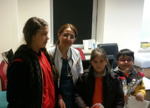 sultan-alparslan-egitim-kurumlari-14-mart-tip-bayraminda-doktorlari-ve-calisanlari-unutmadi-(6).jpg
