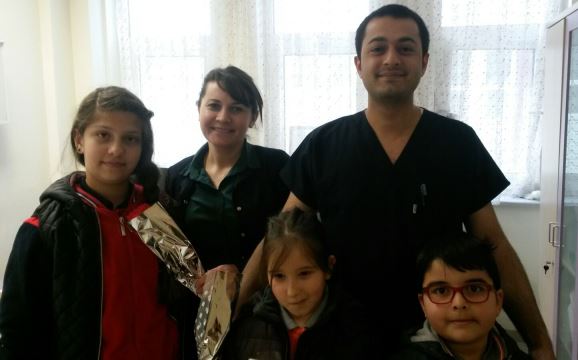 sultan-alparslan-egitim-kurumlari-14-mart-tip-bayraminda-doktorlari-ve-calisanlari-unutmadi-(8).jpg