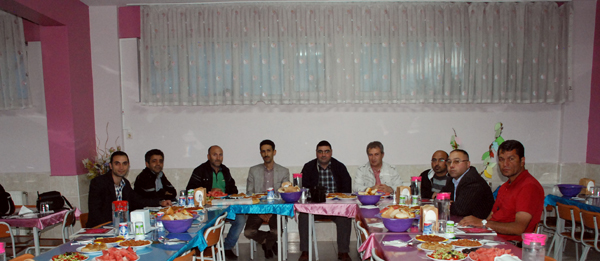 sultan-alparslan-ve-gazeteciler-iftarda-bir-araya-geldiler!-(2).jpg