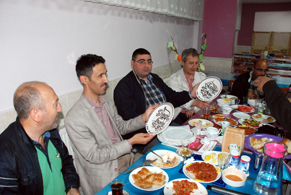 sultan-alparslan-ve-gazeteciler-iftarda-bir-araya-geldiler!-(3)-001.jpg