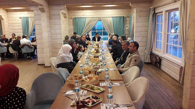 susuz-kaymakami-yusuf-izci,-sehit-ve-gazi-aileleriyle-iftarda-bulustu--(1).jpeg