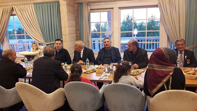 susuz-kaymakami-yusuf-izci,-sehit-ve-gazi-aileleriyle-iftarda-bulustu--(2).jpeg