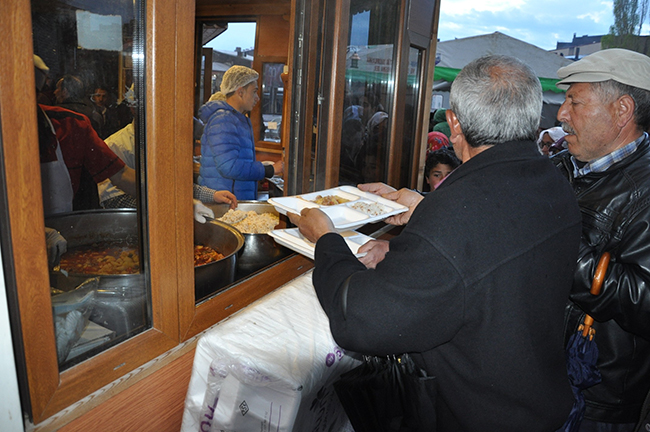 tacettin-durmus,-13-yildir-kars’ta-iftar-topunu-atiyor-(1).jpg