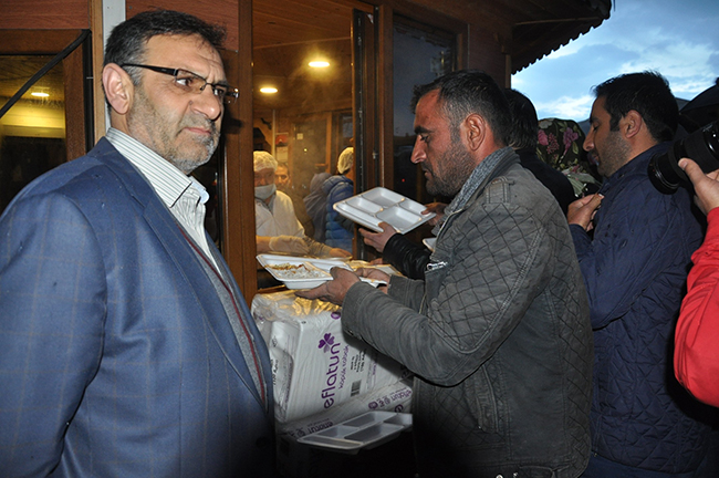 tacettin-durmus,-13-yildir-kars’ta-iftar-topunu-atiyor-(3).jpg