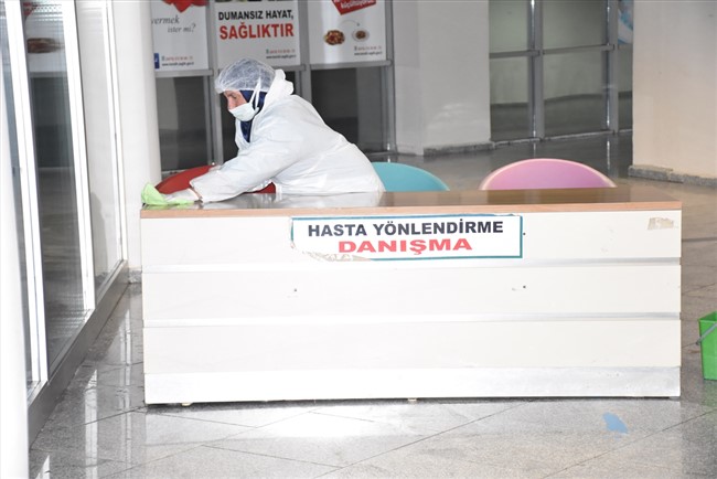 temizlik-gorevlileri-hastanelerin-hijyeni-icin-gece-gunduz-gorev-yapiyor-(14).jpg