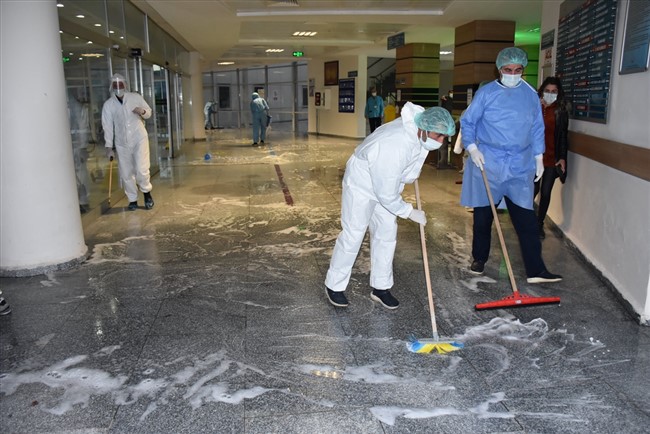 temizlik-gorevlileri-hastanelerin-hijyeni-icin-gece-gunduz-gorev-yapiyor-(4).jpg