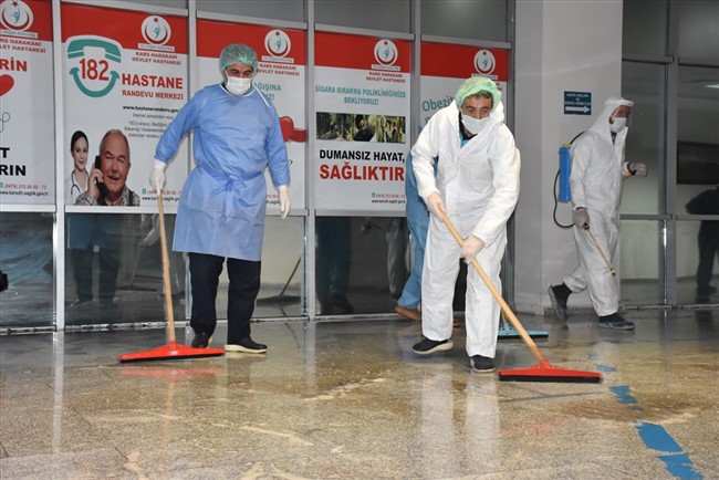 temizlik-gorevlileri-hastanelerin-hijyeni-icin-gece-gunduz-gorev-yapiyor-(9).jpg