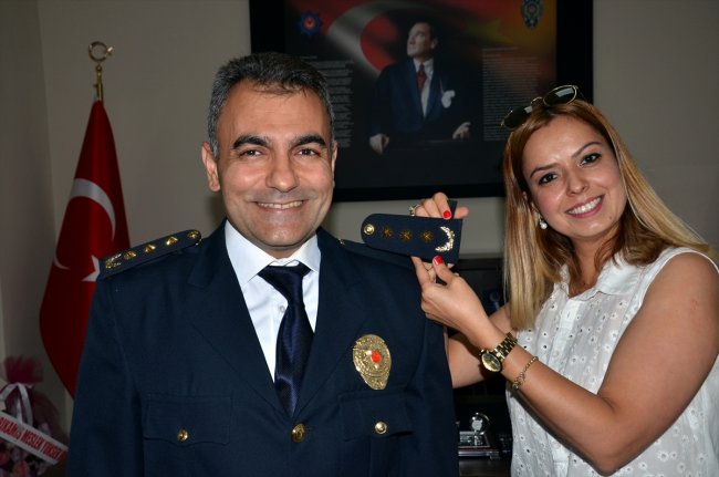 terfi-eden-sarikamis-ilce-emniyet-muduru-ozerin-rutbelerini-esi-takti-(2).jpg