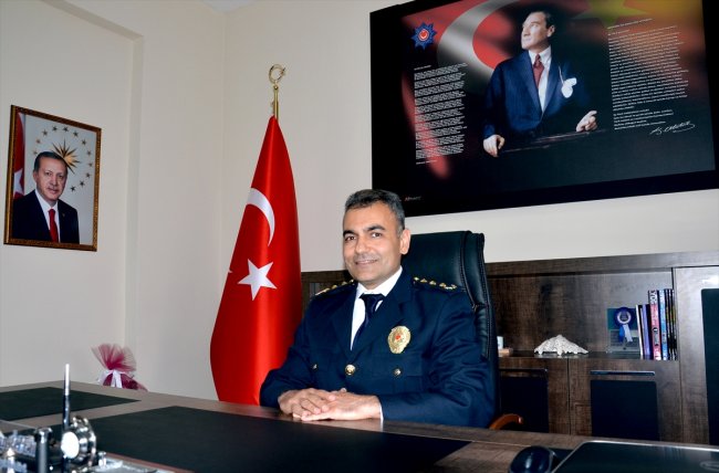 terfi-eden-sarikamis-ilce-emniyet-muduru-ozerin-rutbelerini-esi-takti-(4).jpg