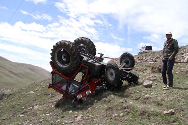 traktor-devrildi-1-yarali-(1).jpg