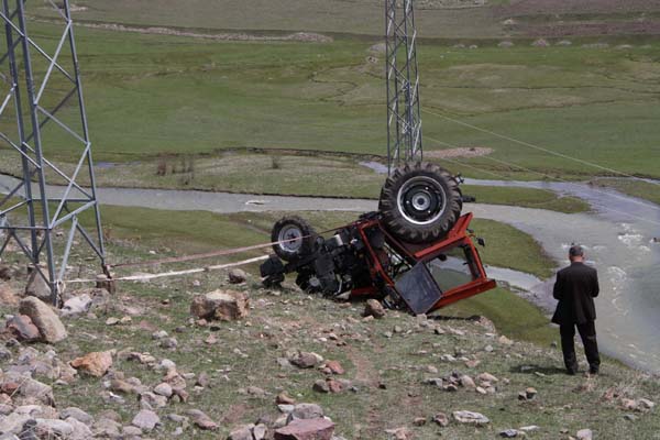 traktor-devrildi-1-yarali-(3).jpg