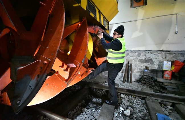 tren-yolunun-kar-kaplani-33-yildir-raylarda-(5).jpg