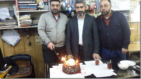 turhan,-onder-gazetesinin-18.-yas-gununde-pasta-kesti!-(2).jpg