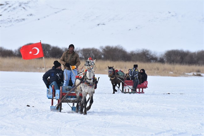 turistler-buz-tutan-cildir-golunde-atli-kizak-keyfi-yasiyor-(2).jpg