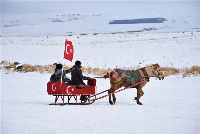 turistler-buz-tutan-cildir-golunde-atli-kizak-keyfi-yasiyor-(5).jpg