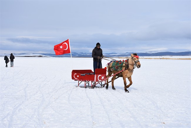 turistler-buz-tutan-cildir-golunde-atli-kizak-keyfi-yasiyor-(6).jpg