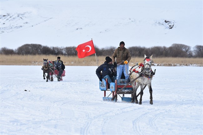 turistler-buz-tutan-cildir-golunde-atli-kizak-keyfi-yasiyor-(7).jpg