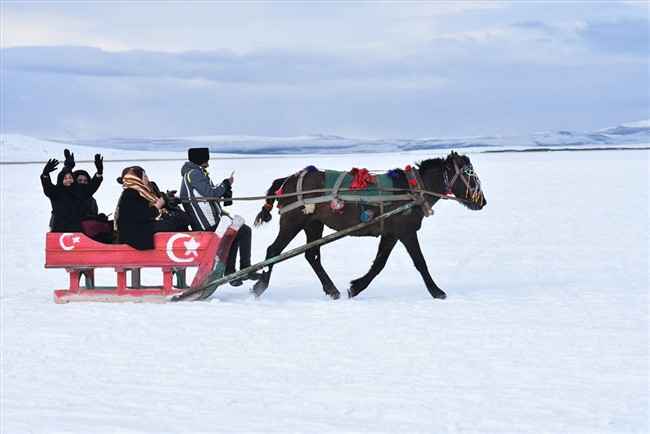 turistler-buz-tutan-cildir-golunde-atli-kizak-keyfi-yasiyor-(8).jpg
