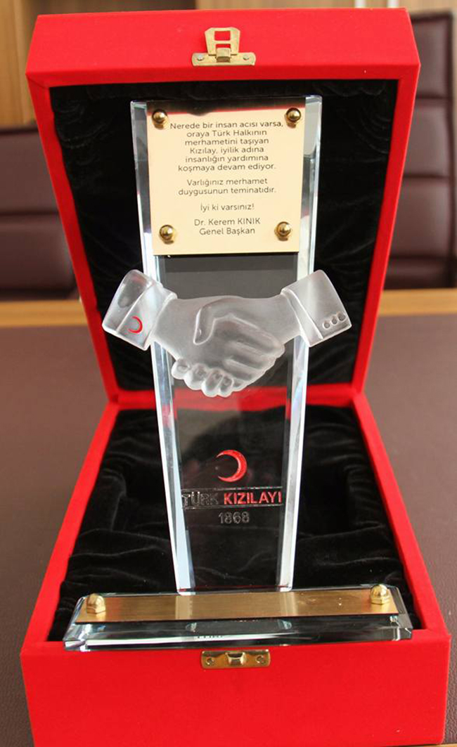 turk-kizilay’indan-vali-dogan’a-plaket--(2).jpg