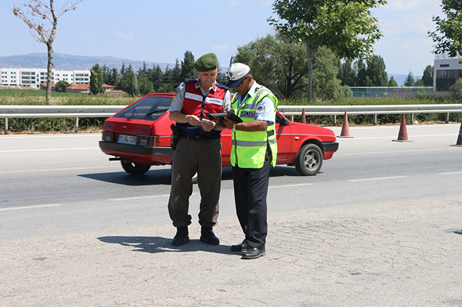 turkiye-trafik-guvenligi-denetimi-175-bin-537-arac-kontrol-edildi-(4).jpeg