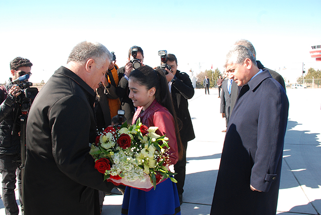udh-bakani-ahmet-arslan-kars’a-geldi-(2).jpg
