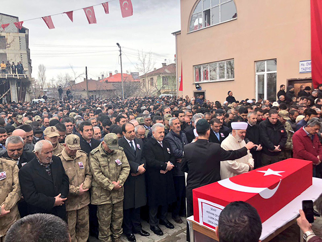 udh-bakani-arslan,-afrin-sehidinin-cenaze-torenine-katildi-(2).jpg
