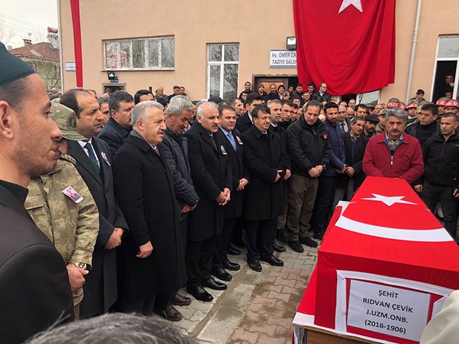 udh-bakani-arslan,-afrin-sehidinin-cenaze-torenine-katildi-(3).jpg