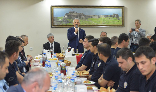 udh-bakani-arslan,-emniyet-personeliyle-iftar-yapti-(1).jpg