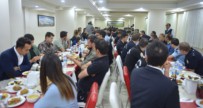 udh-bakani-arslan,-emniyet-personeliyle-iftar-yapti-(4).jpg