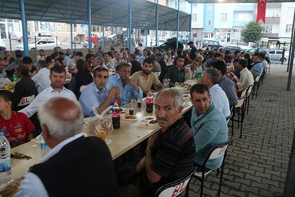ulastirma-bakani-arslan-baba-ocaginda-iftar-yemegi-verdi-(2).jpg